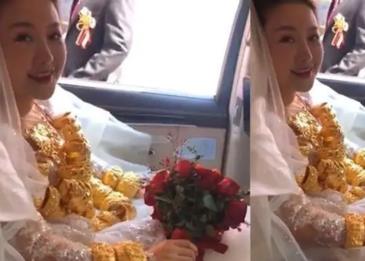 عروس صينية يهديها عريسها 60 كيلو من الذهب ارتدتها على شكل عقود ذهبية